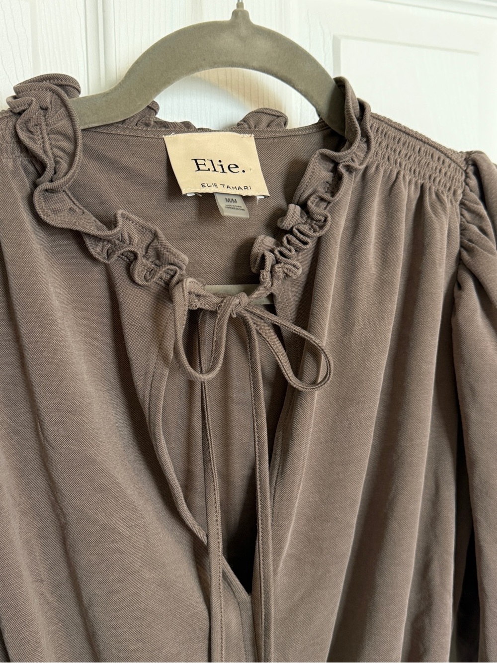 Elie Tahari Taupe Peplum Blouse Size M Tie Neck Ruffle Long Sleeve - Picture 4 of 10